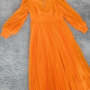 Alica and Olivia Sion Sunbrust Pleated Sleeve Dress 🧡🍊